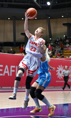 【予選リーグ・日本―ギリシャ】レイアップシュートを決める日本代表の（２３）小鷹実春（右、塩原真撮影）