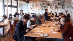 十勝産チーズと池田の食材を使った料理を楽しむ参加者