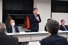 あいさつする萩原会長