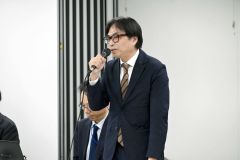 あいさつする空閑部長