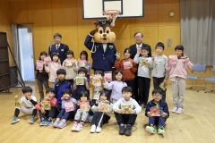 反射材付きの巾着袋をプレゼントされた児童