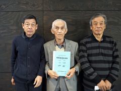 昭和歌謡大全集をＰＲする（左から）二ツ山智さん、坂下さん、杉山勝彦さん