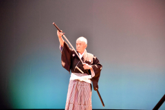 舞踊を披露する出演者