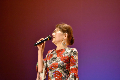 受賞曲を披露する飛田さん