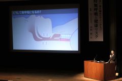 来場者約１５０人を前に睡眠時無呼吸症候群の原因について解説する高野氏（助川かおる通信員撮影）