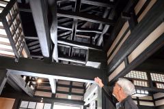 当時の炊事の際の煙でいぶされ黒くなったはりが残る旧依田邸