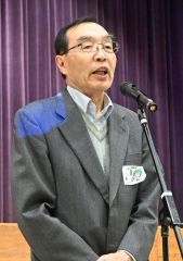 あいさつする伊豆学研究会の橋本理事長