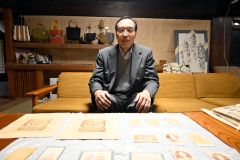 旧依田家から見つかり、松崎町に寄贈する依田善六の写真を紹介する橋本理事長