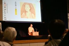 記念式典で創作講談「依田勉三物語」を披露し、勉三の妻リクを演じる神田さん