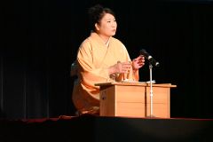 記念式典で創作講談「依田勉三物語」を披露する神田さん
