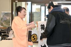 記念式典後に来場者と交流する神田さん