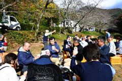 墓参後にジンギスカンで交流する伊豆学研究会や東京帯広会の会員ら