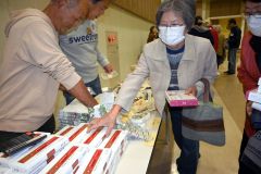 六花亭のマルセイバターサンドなどの十勝の特産品を買い求める来場者でにぎわう式典会場