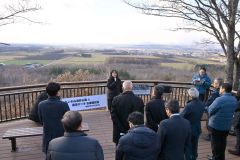 「もいわ山森林公園」に整備された「日高山脈展望デッキ」のお披露目会
