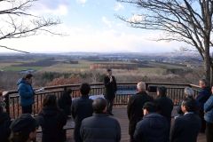 「もいわ山森林公園」に整備された「日高山脈展望デッキ」のお披露目会