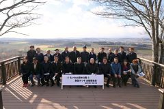 「もいわ山森林公園」に整備された「日高山脈展望デッキ」