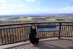 日高の山々を説明するパネルとデザインしたおおばさん