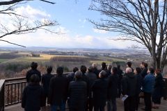 「もいわ山森林公園」に整備された「日高山脈展望デッキ」