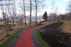 駐車場から展望デッキまでの園路。緩やかなＳ字カーブで行き来の負担を軽減した