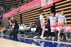 選手がシュートを決め、ベンチメンバーと一緒に鼓舞する坂本さん(左)