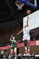 【決勝トーナメント・日本―オーストラリア】シュートを放つ羽田まりな選手(貞野真生撮影)