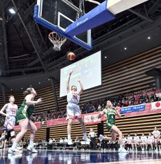 【決勝トーナメント・日本―オーストラリア】シュートを決める加藤志野選手(中央)=貞野真生撮影