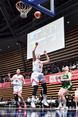 【決勝トーナメント・日本―オーストラリア】シュートを決める丸山香織選手(中央)=貞野真生撮影