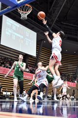 【決勝トーナメント・日本―オーストラリア】試合終了の間際、最後の2点を決めた豊里凜選手(右)=貞野真生撮影