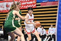 【決勝トーナメント・日本―オーストラリア】ドリブルでディフェンスを交わす豊里凜選手(貞野真生撮影)