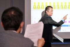 報道陣に向けて説明する道高野連の横山泰之専務理事