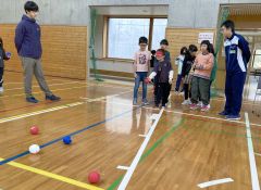 小学１～３年生３０人がボッチャなどを通して体を動かす楽しさを体感した