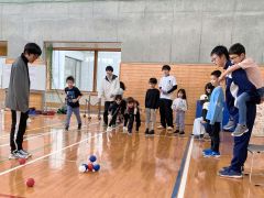 小学１～３年生３０人がボッチャなどを通して体を動かす楽しさを体感した