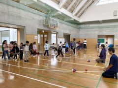 小学１～３年生３０人がボッチャなどを通して体を動かす楽しさを体感した
