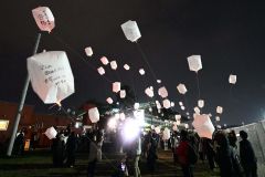 とかちむら１５周年　スカイランタンが夜空彩る