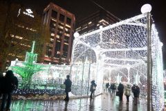 光のトンネルやオブジェが幻想的な雰囲気を創出