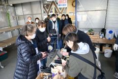 焼きたての地場産サツマイモを求め賑わいを見せる会場（２２日午前９時半ごろ撮影）