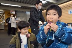 焼きたてに買い物客どっと　芽室・愛菜屋「なまら十勝野」焼き芋販売会