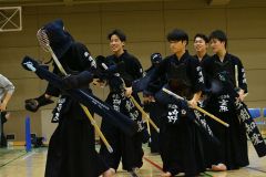 優勝を決めて笑顔の帯南商男子