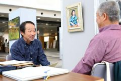 プロの画家による似顔絵体験が人気を集めた