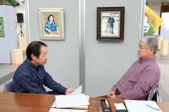 細部まで丁寧にスケッチする由良さん（左）