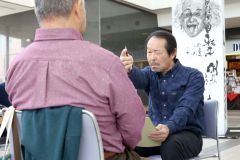 細部まで丁寧にスケッチする由良さん