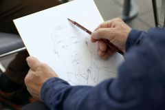 細部まで丁寧にスケッチする由良さん