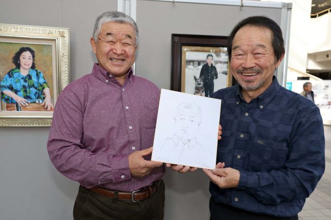 文化まつり新企画「似顔絵描きます」 プロ画家が来場者をスケッチ