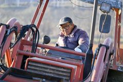 来季に向けてプラウで耕起作業を進める河野さん