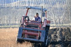 来季に向けてプラウで耕起作業を進める河野さん