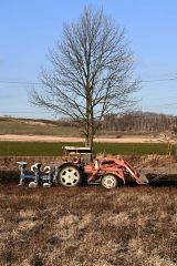 来季に向けてプラウで耕起作業を進める河野さん