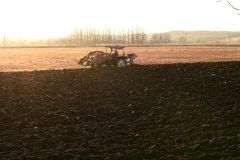 来季に向けてプラウで耕起作業を進める河野さん