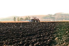 来季に向けてプラウで耕起作業を進める河野さん