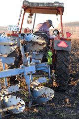 来季に向けてプラウで耕起作業を進める河野さん