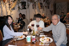 十勝ワインの新酒と料理を味わう参加者